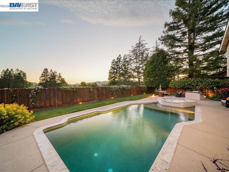https://media.crmls.org/mediaz/75c27d2b-99b3-4e5b-a53e-e664a4511ad6.jpg?preset=X-Large