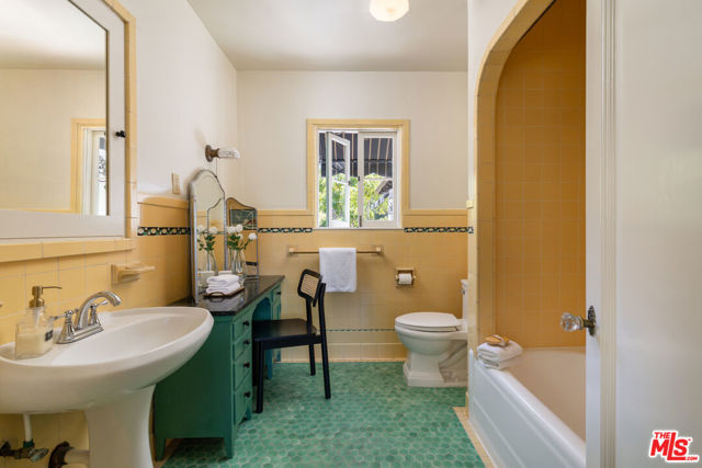 205 S Lomita Avenue, Ojai CA: https://media.crmls.org/mediaz/75c4b72f-87d3-4c72-87e5-1d45cae0675a.jpg