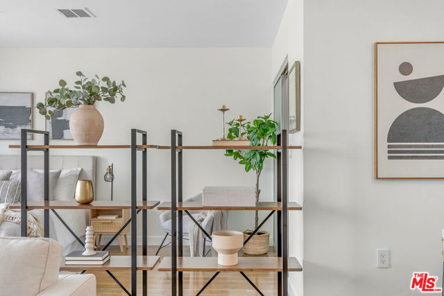 901 S Flower Street, Los Angeles CA: https://media.crmls.org/mediaz/75c4e68d-fb9c-40df-b28e-498edc4a7c74.jpg