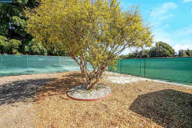 10060 Bernhardt Dr, Oakland CA: https://media.crmls.org/mediaz/75c67fe9-20ab-46ed-ad16-0dab1915cb0a.jpg