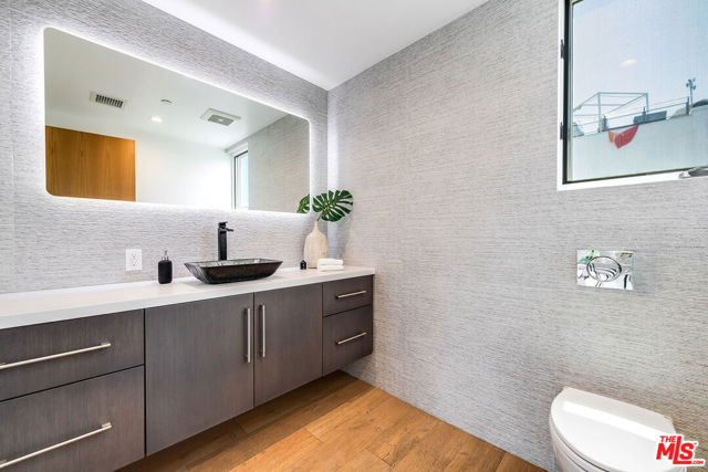 126 Thornton Place, Venice CA: https://media.crmls.org/mediaz/75c6e3b6-0916-427c-bfbe-feb29246020e.jpg