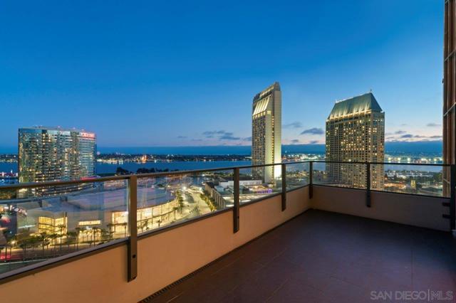 550 Front Street, San Diego CA: https://media.crmls.org/mediaz/75c6faef-737d-4306-82d7-27a573cd3202.jpg