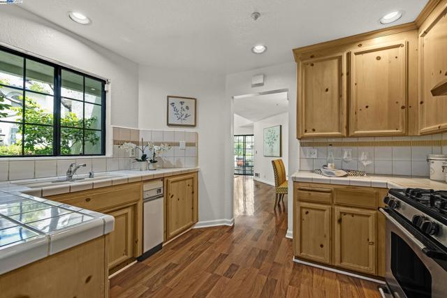 39280 Marbella Terraza, Fremont CA: https://media.crmls.org/mediaz/75c78805-70d0-41cc-b703-40566e67136c.jpg