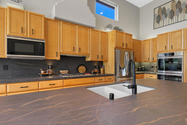 79840 Rancho La Quinta Drive, La Quinta CA: https://media.crmls.org/mediaz/75c7a5fc-4279-4a2c-a557-09d6db0e98aa.jpg