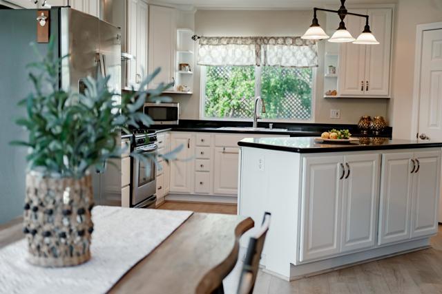 13340 Miguel Garden Way, Poway CA: https://media.crmls.org/mediaz/75c94a30-b590-4355-91ee-900f7cf6391d.jpg