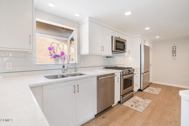 5040 Island View Street, Oxnard CA: https://media.crmls.org/mediaz/75c9d77b-cb9e-4fd1-b11d-35636269a775.jpg