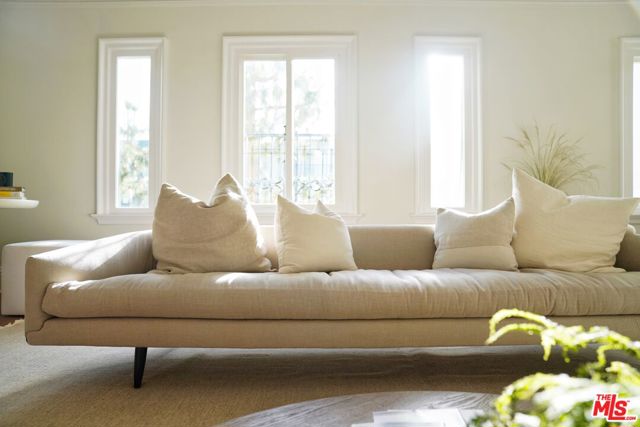 322 S Kingsley Drive, Los Angeles CA: https://media.crmls.org/mediaz/75caa90b-501f-44b0-93be-1169a5df3635.jpg