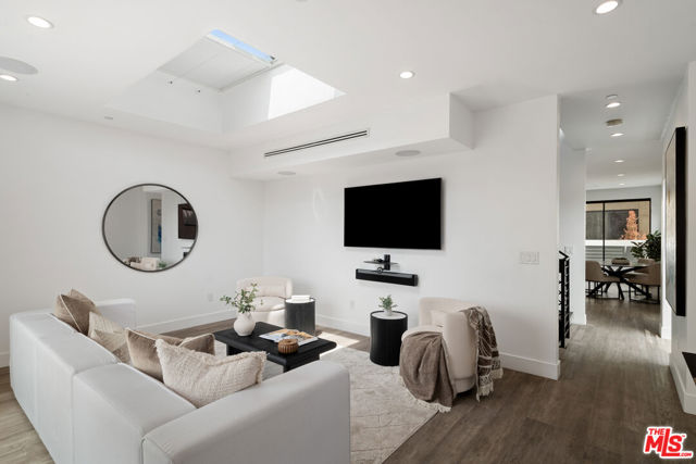 6871 Fountain Avenue, Los Angeles CA: https://media.crmls.org/mediaz/75ccc99a-4432-4812-aacd-1a49902b841a.jpg