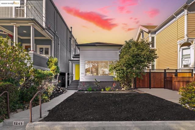 1241 Park Ave, Alameda CA: https://media.crmls.org/mediaz/75cdc475-24b6-4165-8728-9a1394fcf1af.jpg