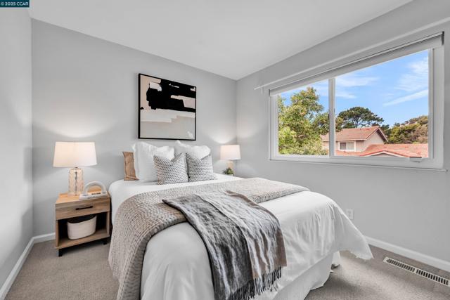 31 Turtle Creek Street, Oakland CA: https://media.crmls.org/mediaz/75cebaec-d27f-4792-82f3-c1c7a6a53445.jpg
