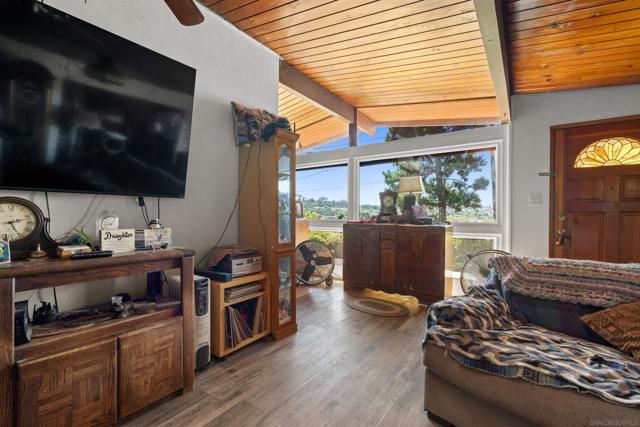 293 Paden Dr, Spring Valley CA: https://media.crmls.org/mediaz/75cf4b8f-cab8-4102-b0c7-b19cc7911ac5.jpg