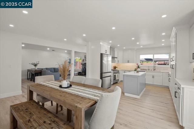 118 Cottonwood Ct, Hercules CA: https://media.crmls.org/mediaz/75d0e8e2-9fb5-4d30-a22e-1ba53ea647ce.jpg