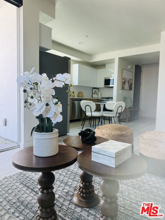 124 S Croft Avenue, Los Angeles CA: https://media.crmls.org/mediaz/75d10eb6-caad-46c4-ab02-cfcc8148876c.jpg