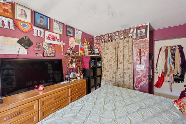 1018 Gilman Ave, San Francisco CA: https://media.crmls.org/mediaz/75d13577-097a-495c-96cd-a0d86c086683.jpg