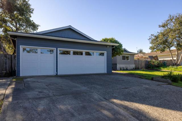 15410 Oak Hills Drive, Salinas CA: https://media.crmls.org/mediaz/75d1bdf2-b652-408d-9c29-4d1c06752f74.jpg