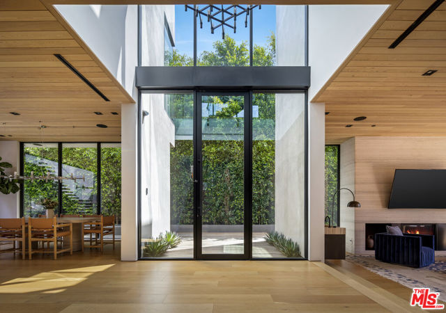 952 N Laurel Avenue, Los Angeles CA: https://media.crmls.org/mediaz/75d1c061-9310-4c42-a76e-c63717f3a2c9.jpg