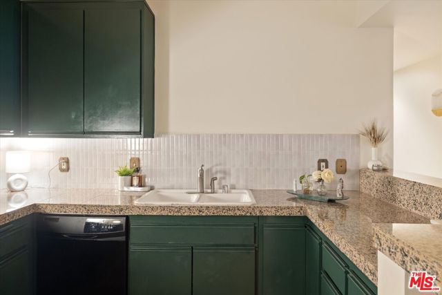 2222 N Beachwood Drive, Los Angeles CA: https://media.crmls.org/mediaz/75d31722-d9a7-40d0-a2fc-da6ceabd35fc.jpg