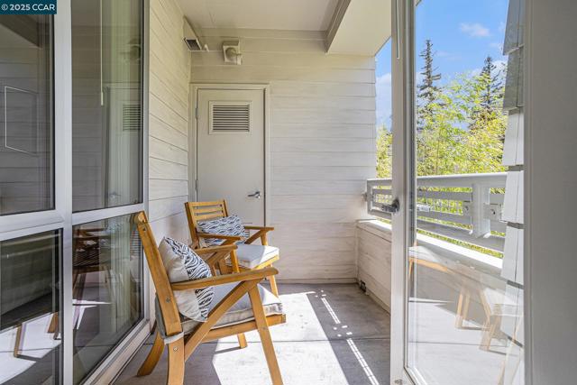 1655 N California Blvd, Walnut Creek CA: https://media.crmls.org/mediaz/75d358fc-e61c-42ce-b579-9cbbd70d079c.jpg