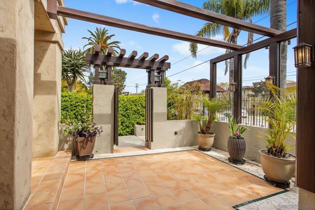 1728 W Lewis St, San Diego CA: https://media.crmls.org/mediaz/75d4809d-33fe-4b93-96d9-307bc5bc62f3.jpg