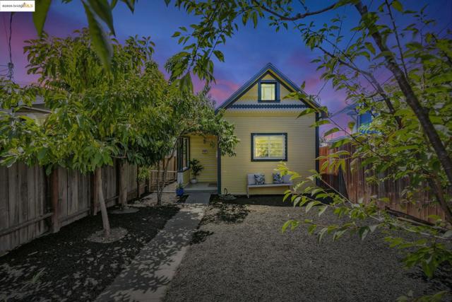 4801 Fairfax Ave, Oakland CA: https://media.crmls.org/mediaz/75d4a7d4-97f7-413b-b09e-c1fb46a95c8b.jpg