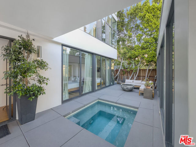 2746 Rinconia Drive, Los Angeles CA: https://media.crmls.org/mediaz/75d52ce6-7d07-4159-8a27-da8a4c51a893.jpg