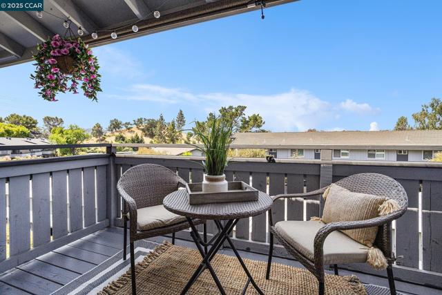 205 Masters Ct, Walnut Creek CA: https://media.crmls.org/mediaz/75d53ada-c7e1-4a03-acd5-82730b90fde1.jpg