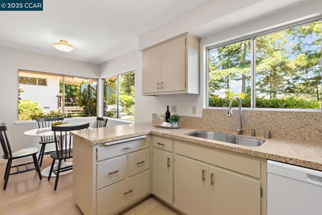 140 Warfield Drive, Moraga CA: https://media.crmls.org/mediaz/75d56fdf-c452-4949-8869-3b740ea374e5.jpg