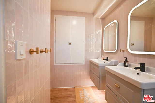 1545 3rd Street, Manhattan Beach CA: https://media.crmls.org/mediaz/75d5eeed-3000-4389-ae9f-36342db75aa6.jpg