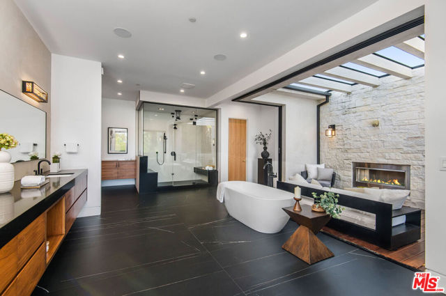 4544 Woodley Avenue, Encino CA: https://media.crmls.org/mediaz/75d62cbe-c491-462f-9ae6-1af5111e34b9.jpg