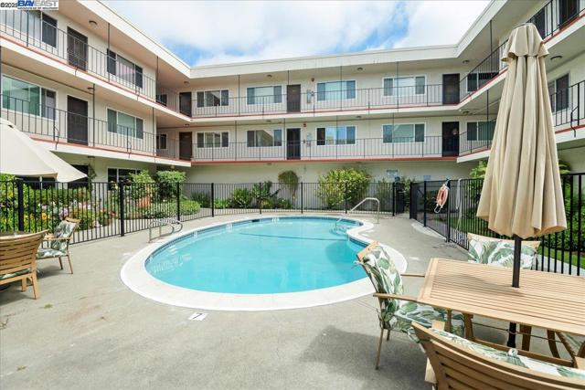 2133 Santa Clara Ave, Alameda CA: https://media.crmls.org/mediaz/75d68d4c-d813-4892-b3d6-60c6a9b1fb47.jpg