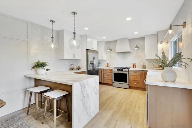 11384 Almazon St, San Diego CA: https://media.crmls.org/mediaz/75d6d87f-4dbc-478b-8813-74d60296b0bd.jpg