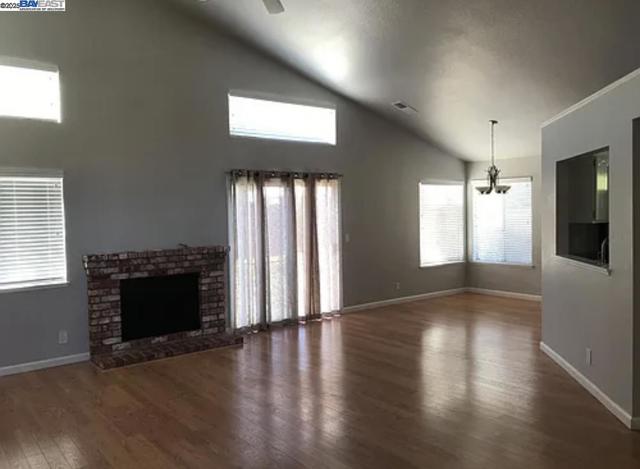 570 Daffodil Dr, Benicia CA: https://media.crmls.org/mediaz/75d77175-b838-4d16-911a-99665fec7325.jpg