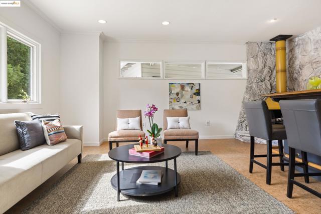 150 Santa Rita Dr, Walnut Creek CA: https://media.crmls.org/mediaz/75d7b9c7-36ee-4405-9853-68f8b4c18d7f.jpg