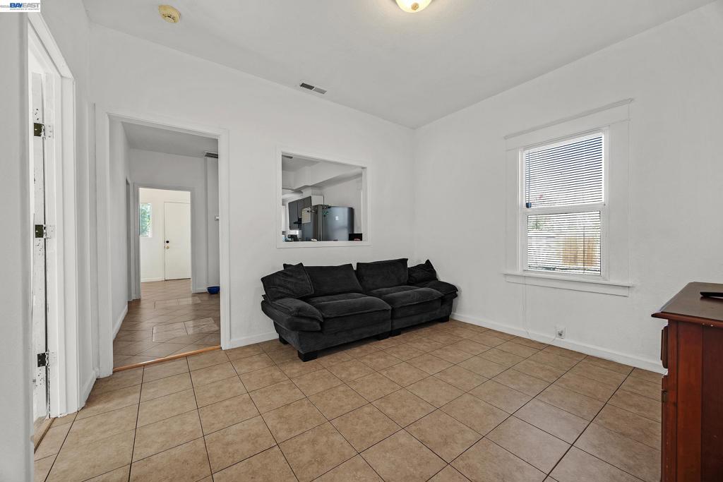 https://media.crmls.org/mediaz/75d7e1c5-08c1-431a-8abc-6b9dc403fbc4.jpg?preset=X-Large