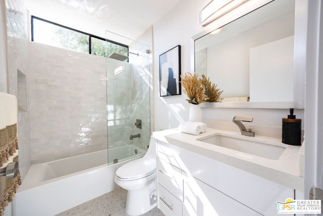 833 N Calle De Flora Vista, Palm Springs CA: https://media.crmls.org/mediaz/75d80d14-a342-41d2-b279-e53044615e34.jpg