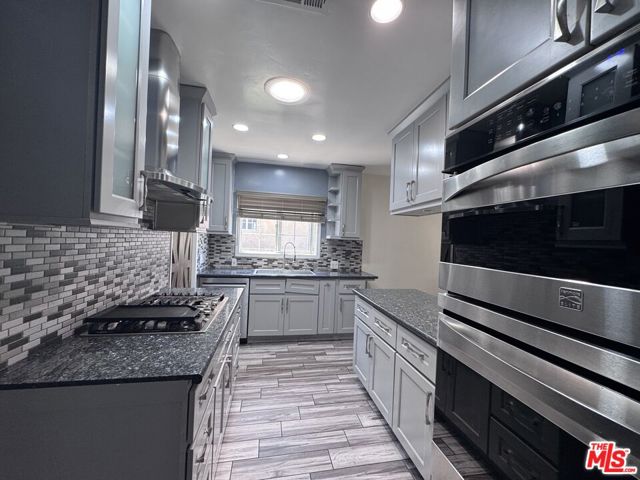 8850 S Wilton Place, Los Angeles CA: https://media.crmls.org/mediaz/75d8467d-59c0-4257-a2a6-0247357abddf.jpg