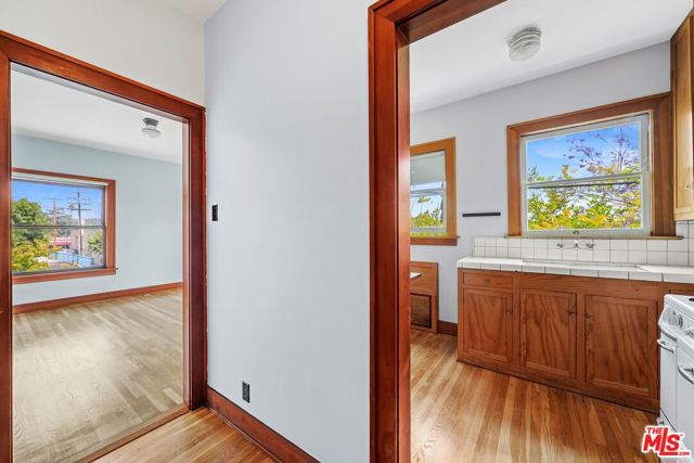 5121 1/2 EAGLE ROCK Boulevard, Los Angeles CA: https://media.crmls.org/mediaz/75d87edc-544a-4e12-8657-d3acd4f220cf.jpg