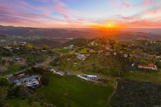 Detail Gallery Image 4 of 75 For 6937 Kellyn Ln, Vista,  CA 92084 - 4 Beds | 4/1 Baths