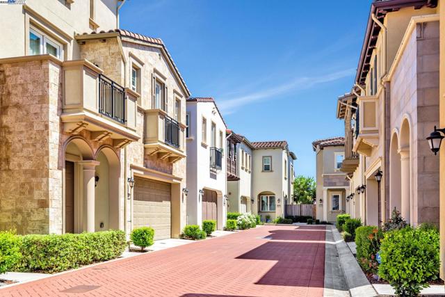 5079 Rowan Dr, San Ramon CA: https://media.crmls.org/mediaz/75d97cd2-79b9-413b-b69d-2a1603cd5ca2.jpg