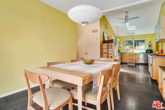 1865 UPPERTON Avenue, Los Angeles CA: https://media.crmls.org/mediaz/75da6af6-5f91-4a50-b2e4-689ef1be3092.jpg