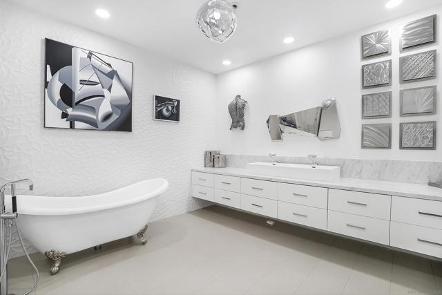 700 Front St, San Diego CA: https://media.crmls.org/mediaz/75da9ec9-c274-435b-8c40-ac2b0e2f9b86.jpg
