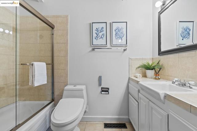 6533 Chelton DR, Oakland CA: https://media.crmls.org/mediaz/75dab136-7cc0-4bc5-ae12-d78780ef5e0a.jpg