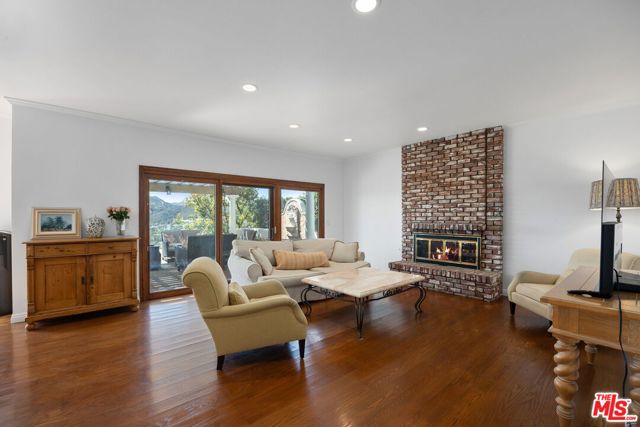 24464 Park Granada, Calabasas CA: https://media.crmls.org/mediaz/75db8bef-34b3-434a-94c3-d04f69b21d22.jpg