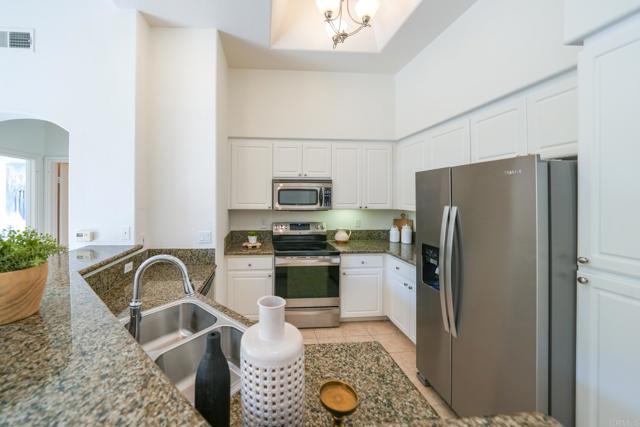 Detail Gallery Image 5 of 30 For 4175 Executive Dr #G407,  La Jolla,  CA 92037 - 2 Beds | 2 Baths