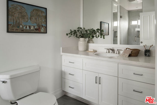 162 S Lucerne Boulevard, Los Angeles CA: https://media.crmls.org/mediaz/75ddc19f-54cf-43f0-b4f4-2a652cd09937.jpg
