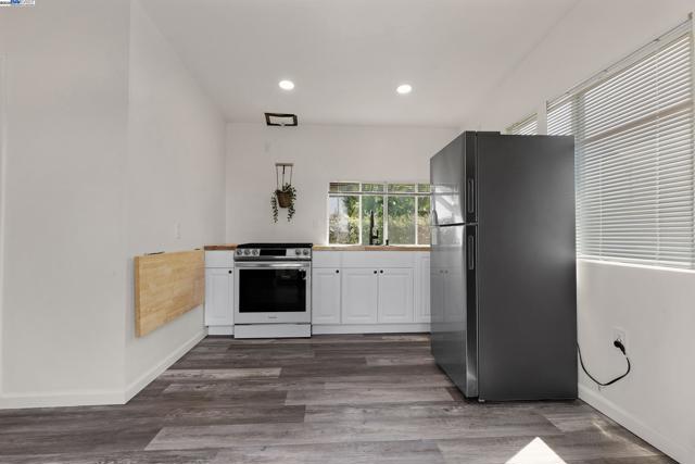 2708 60th Avenue, Oakland CA: https://media.crmls.org/mediaz/75de203c-db9c-4c69-b534-832734cc99f8.jpg