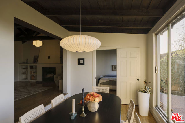 11764 Laurelcrest Drive, Studio City CA: https://media.crmls.org/mediaz/75dfa331-9083-485f-88a7-7c4e3ed09232.jpg
