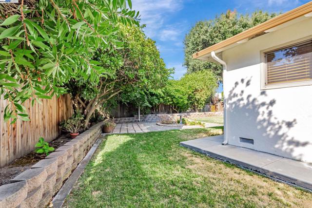 6976 Allegheny Dr, Dublin CA: https://media.crmls.org/mediaz/75dfaf62-ad26-4fed-931f-504adcc59c02.jpg