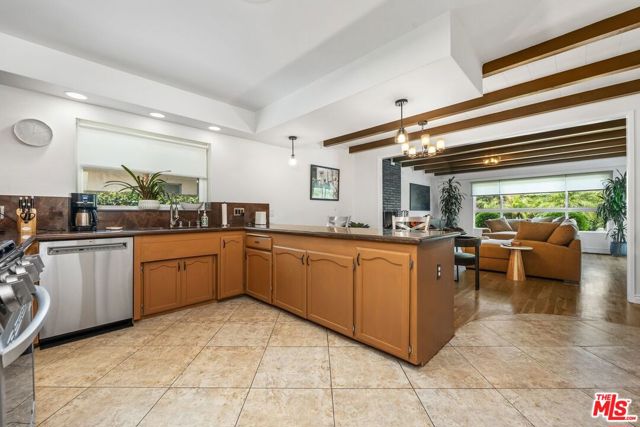 5905 S Chariton Avenue, Los Angeles CA: https://media.crmls.org/mediaz/75dfea51-e72a-40e4-a31e-7cc7dacf5806.jpg