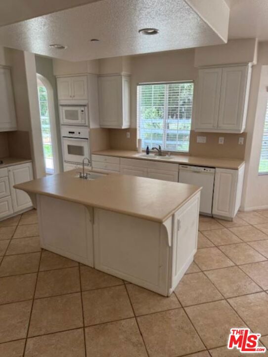 1808 Fallbrook Oaks Court, Fallbrook CA: https://media.crmls.org/mediaz/75e0333c-8e5d-42a1-8133-027f2f3357ab.jpg